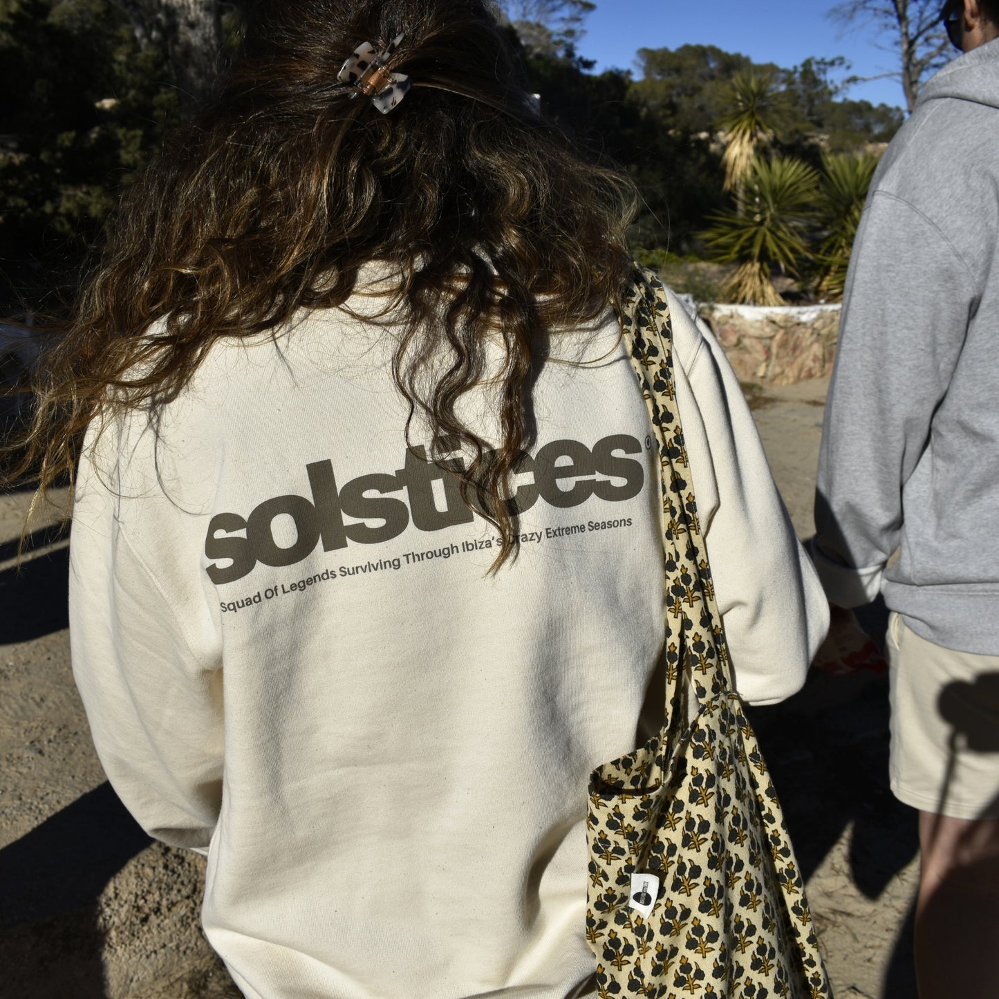 THE SOLSTICES CREWNECK - BRIGHT COTTON & WET SAND